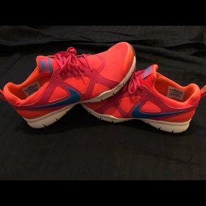 Nike women’s tennis shoes